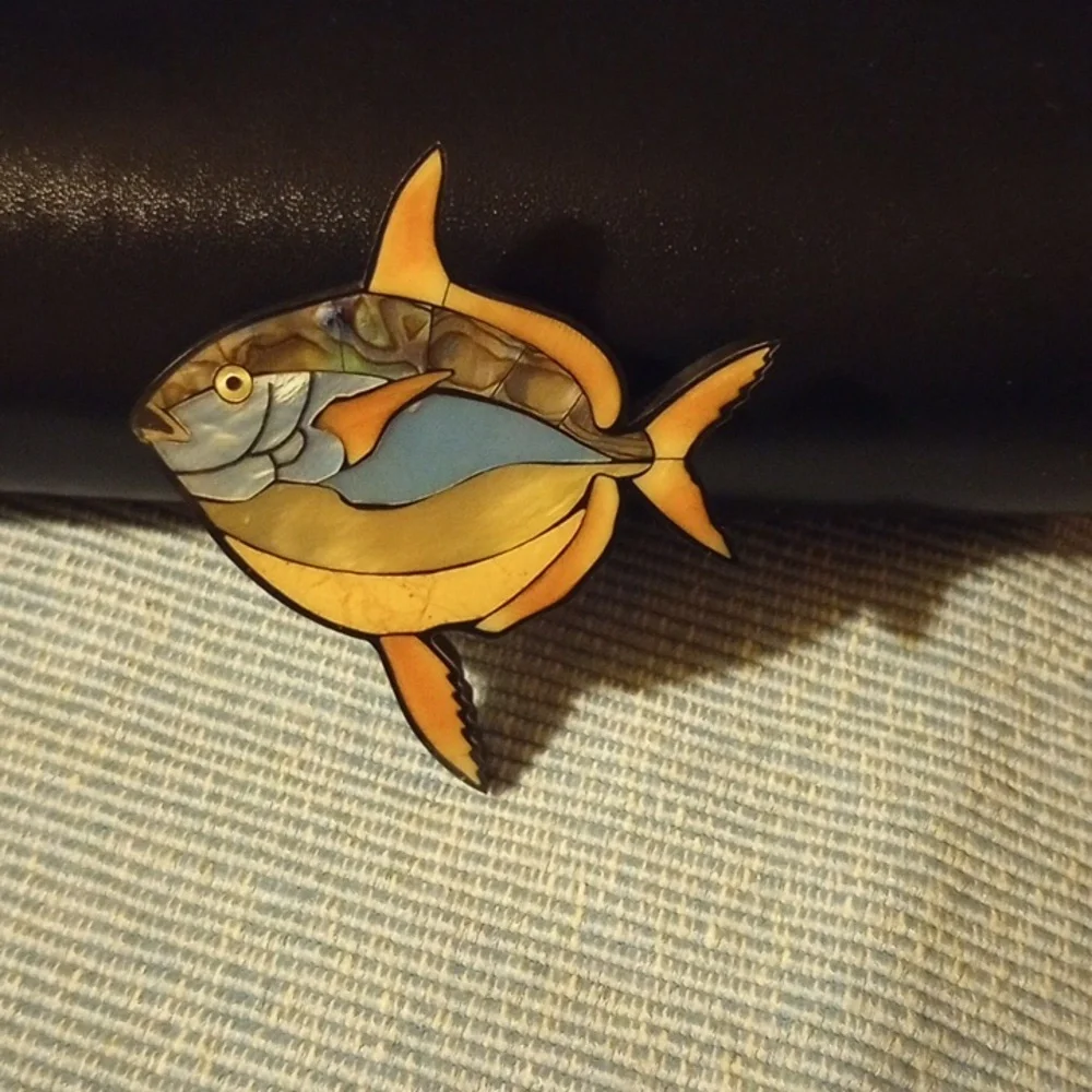 Mother of Pearl and resin Fish pin brooch - Picture 3 of 3